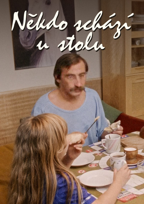 Někdo schází u stolu