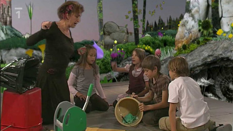 Watch Cecilia - 2/8 V pohádce