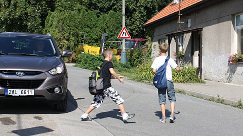 Besipky - Děti na silnici