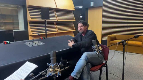 Background ČT24 - Radek Bartoníček