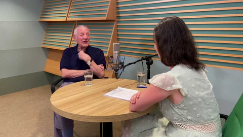 Background ČT24 - Karel Hvížďala