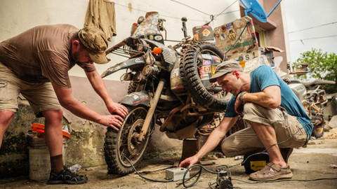 Po jedné stopě - 1/18 S rukama od oleje