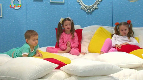 Malovaná čítanka - Dcera Slunce a Měsíce aneb Jak se zrodila Kuřátka. Starucha Šeducha a čert