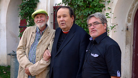 Třistatřicettři - Stavba a báseň