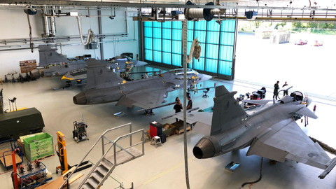 Obří opravny - 3/5 Bojový letoun Gripen