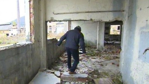 Náš venkov - Za rozbitými okny tovární haly