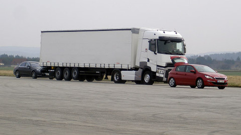 Auto Moto Revue - Souboj kamionu s osobním autem