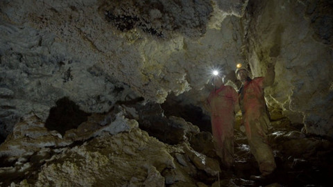 Dobrodružství vědy a techniky - Tajemství jeskyně Jánose Molnára