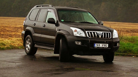 Auto Moto Revue - V jaké rychlosti se zvedne nezajištěná kapota? Vyjedeme do terénu a porovnáme Nissan Pathfinder se Subaru Legacy