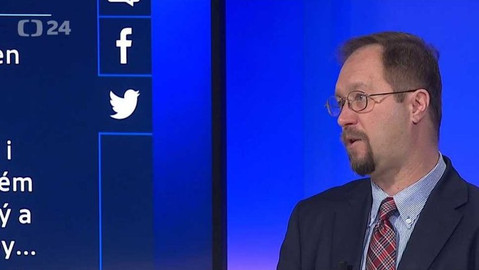 90’ ČT24 - Kdo se utká s Trumpem o Bílý dům?