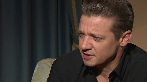 Na plovárně - Jeremy Renner