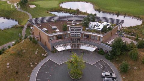 Příběhy staveb - Golfová klubovna jako otisk boty obra