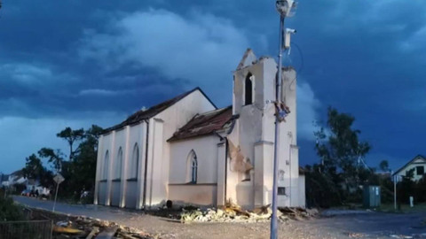 Mimořádné pořady ČT24 - Moravou se prohnalo tornádo