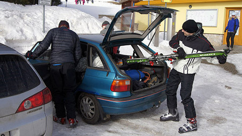 Besipky - Lyžařská výstroj v autě