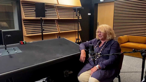 Background ČT24 - Lída Rakušanová