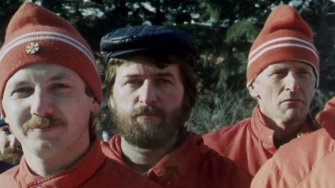 Archiv D - Muži v červených větrovkách