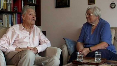 Sedět na dvou židlích