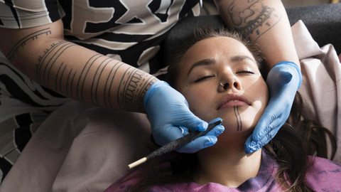 Vláda - Moc a sláva - 4/8 Ministryně si nepřeje věc komentovat