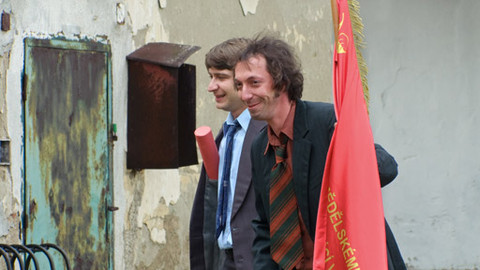 Zdivočelá země tentokrát nevážně