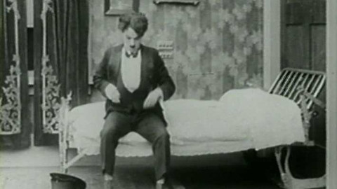 Grotesky - Chaplin se vrací z flámu