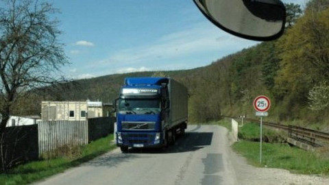 Stop - Kamiony na úzkých silnicích