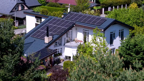 Dodejme si energii - 28/36 Můžu si posílat elektřinu mezi bytem a chatou?