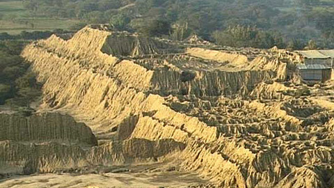 Neznámá země - 6/9 Pyramidy v Tucume