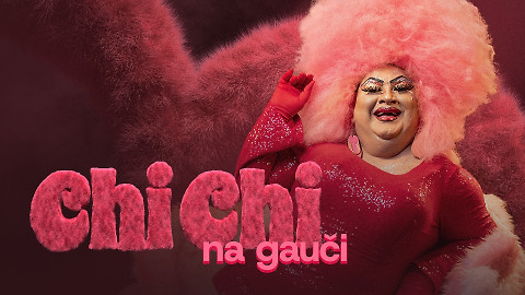 Chi Chi na gauči