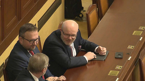 90’ ČT24 - Vládní návrh na změny penzijního systému míří do finále