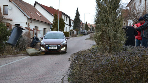 Besipky - Telefonování v autě