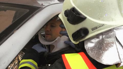 Auto Moto Revue - Vystříhání řidiče ze zdemolovaného auta