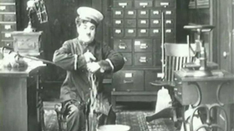 Grotesky - Chaplin bankovním sluhou