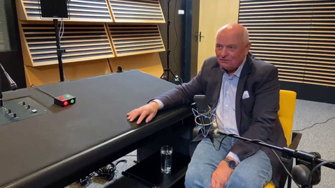 Background ČT24 - Ivo Mathé