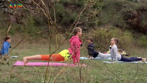 Jogínci v přírodě - Pozdrav slunci