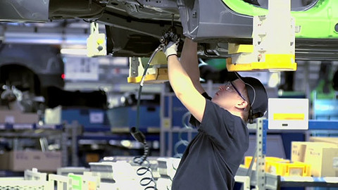 Auto Moto Revue - Výroba auta od plechu po zrcátka