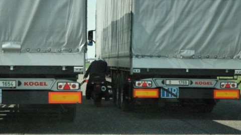 Stop - Mezi kamiony na motorce