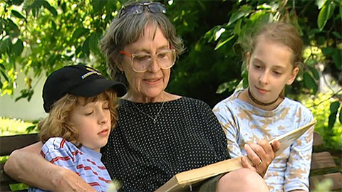 Teď vedou, babička s dědou - Nina Divíšková a Jan Kačer s vnoučaty