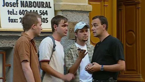 Etiketa - 34. Pěšky i autem