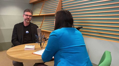 Background ČT24 - Petr Třešňák