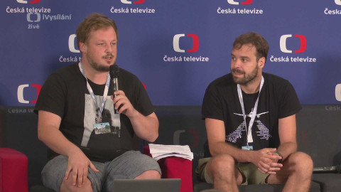 Letní filmová škola Uherské Hradiště - Husák, plavky, podmíráky, k tomu teplé karbenátky. Osmdesátky pohledem televizního zpravodajství