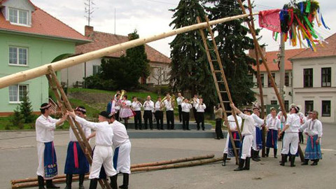 Hraje vám... / Zveme vás... - Stavění máje