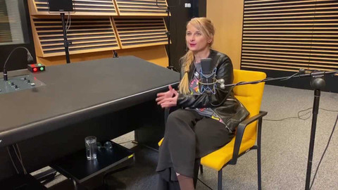 Background ČT24 - Lea Surovcová