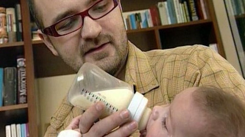 Táta jako máma - 7/9 Otcové, kterým záleží na úspěchu manželky