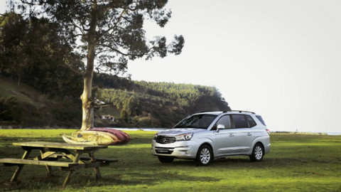 Auto Moto Revue - Pomocí podivných aut - Nissan Juke a Ssang Yong Actyon - zkusíme sbalit a zabalit. A zazimujeme motorku