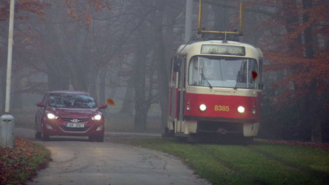 Besipky - Tramvaj a chodec
