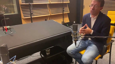 Background ČT24 - Jiří Hynek