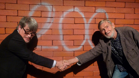 Třistatřicettři - Zeď