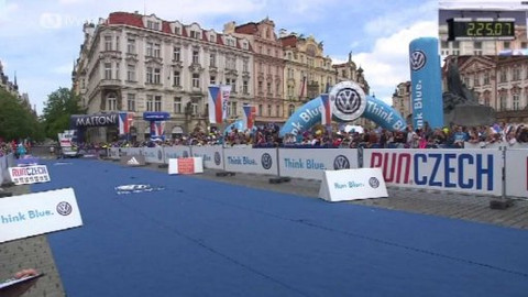 Sportovní běh a chůze - Volkswagen Maraton Praha 2015 - cíl