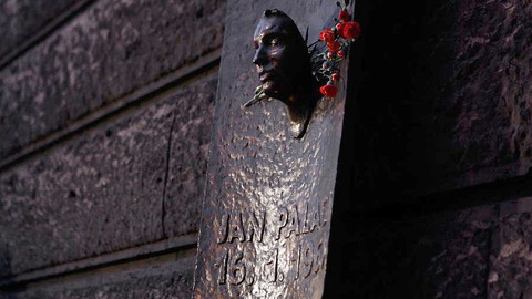 Mimořádné pořady ČT24 - Pietní akt u pamětní desky na budově FF UK