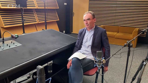 Background ČT24 - Petr Šabata